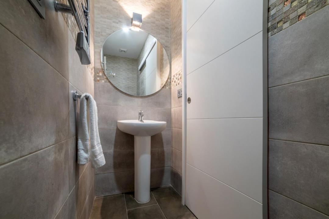2 Bedrooms 1.5 Bathrooms Furnished - Justicia - Refurbished - Mintystay マドリード エクステリア 写真